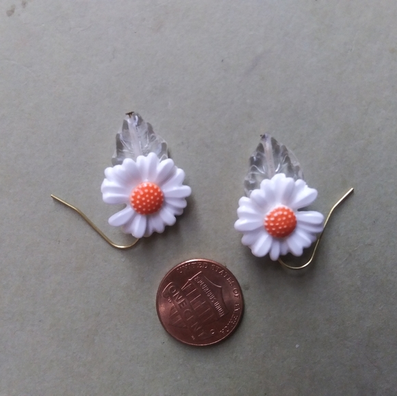 'Fresh As A...' Earrings w/clear leaves - Picture 3 of 5